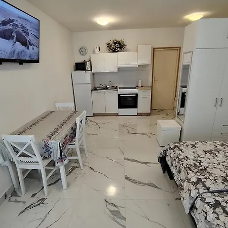 Lejlighed Studio-apartman Ella