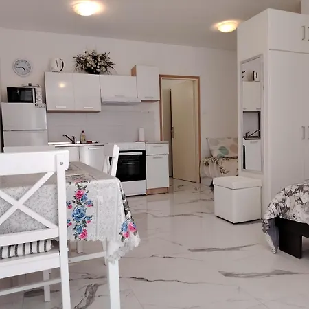 Apartment Studio-apartman Ella *