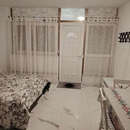 Studio-apartman Ella *