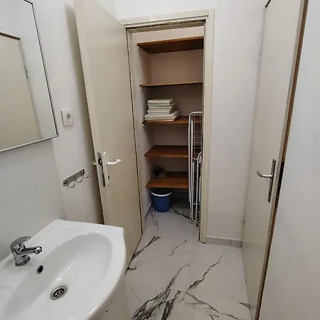 Apartment Studio-apartman Ella