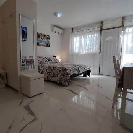 Apartment Studio-apartman Ella *