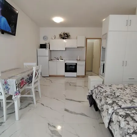 Studio-apartman Ella Apartment *